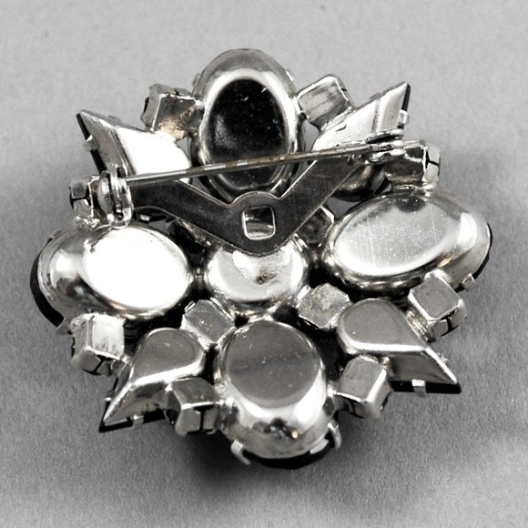 Vintage Jewelry Black Bead in Silver Tone Setting Brooch or Pin - Picture 3 of 6